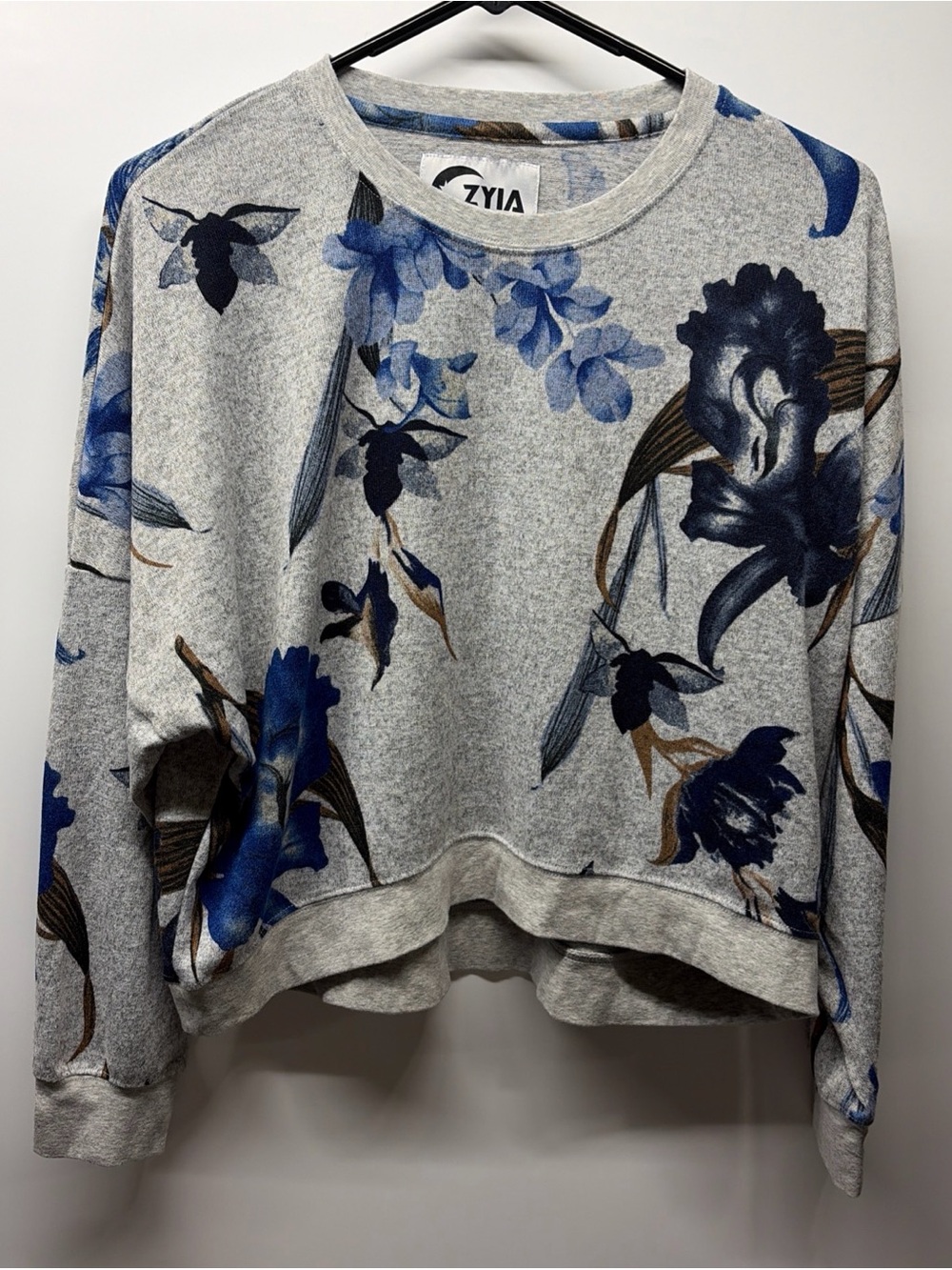 ZYIA Active Women's Cropped Floral Lightweight Pullover, L - Gray/Blue Iris